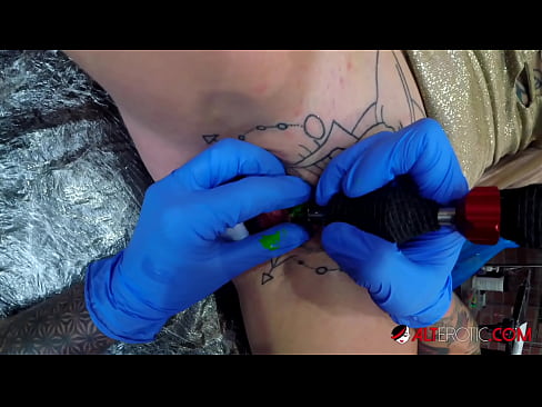 ❤️ Rendkívül tetovált hottie Sully Savage-nek van egy tetoválás a klitoriszán Orosz pornó at hu.tubeporno.xyz